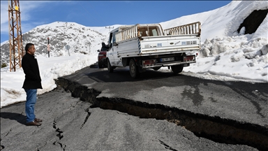 Li Hekariyê ji ber berf û baranê qismekî rêya taxê tep bû