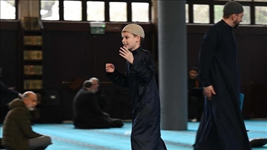 « Ne haïssez pas, faites des gâteaux »: un père et son fils autiste multiplient les visites solidaires dans les mosquées