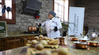 Lohusa şerbeti "kaynar" geleneği Adana'daki usta öğreticiler tarafından yaşatılıyor