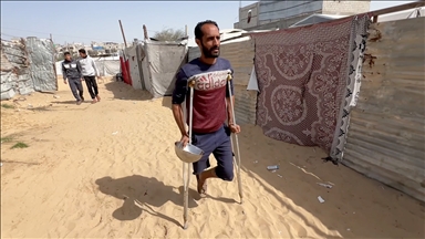 İsrail saldırısında bacağını kaybeden Gazzeli baba engeline rağmen ailesi için mücadelesini sürdürüyor