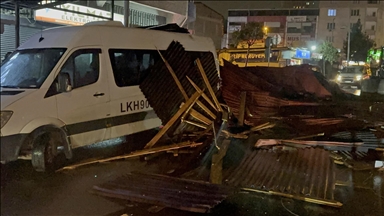 İstanbul'da fırtına hayatı olumsuz etkiledi