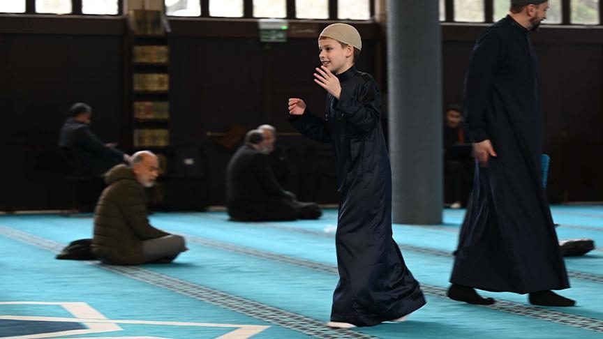 تركيا توجه دعوة للطفل البريطاني صاحب مبادرة "كعكة ضد الكراهية" 