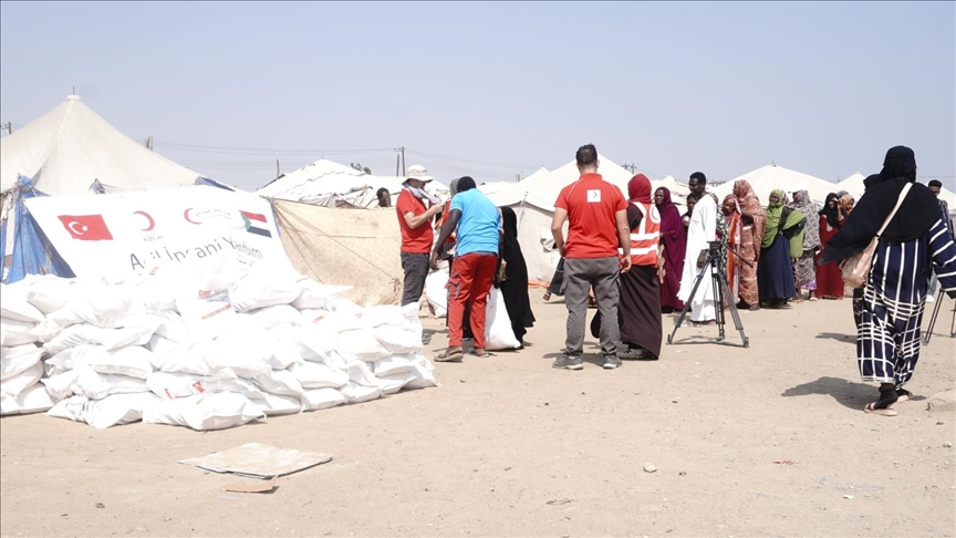 الهلال الأحمر التركي يوزع طرودا غذائية لـ1200 عائلة نازحة بالسودان