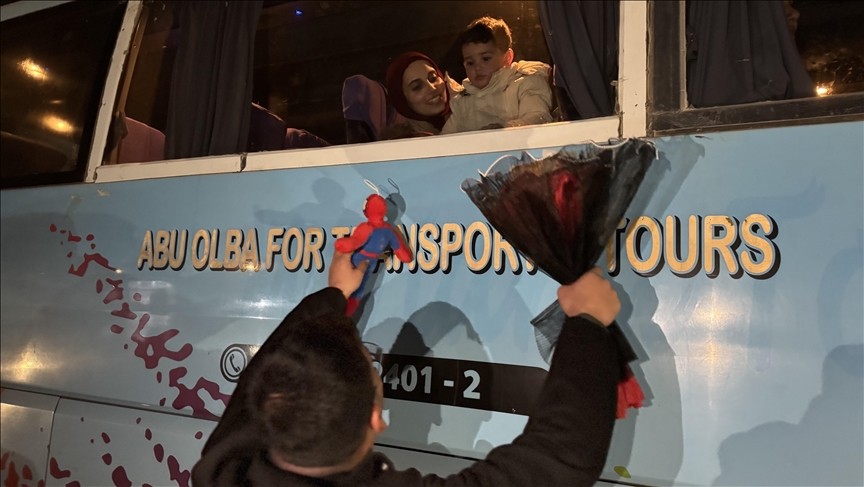 لقاء بعد فراق.. فلسطينيون بغزة يجتمعون بأحبتهم العائدين عبر رفح (تقرير)