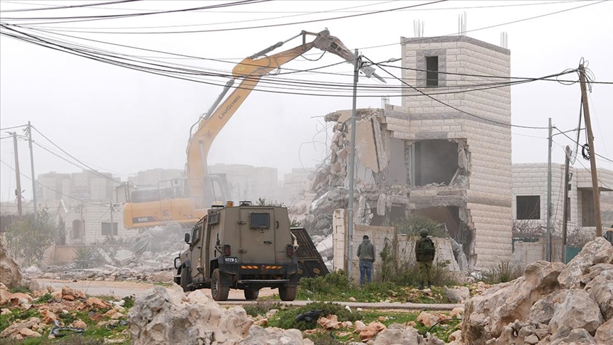İsrail Batı Şeria'da Filistinlilere ait evleri ve tesisleri yıktı