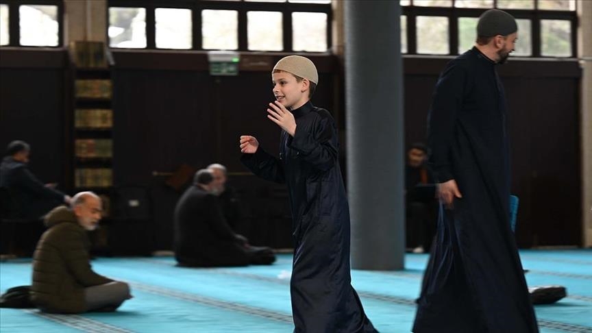 British autistic boy Joshua aims to visit Turkish mosques in anti-hate cake journey