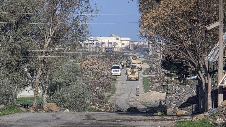 سوريا.. قوات إسرائيلية تعتقل شابا بعد توغلها بريف القنيطرة