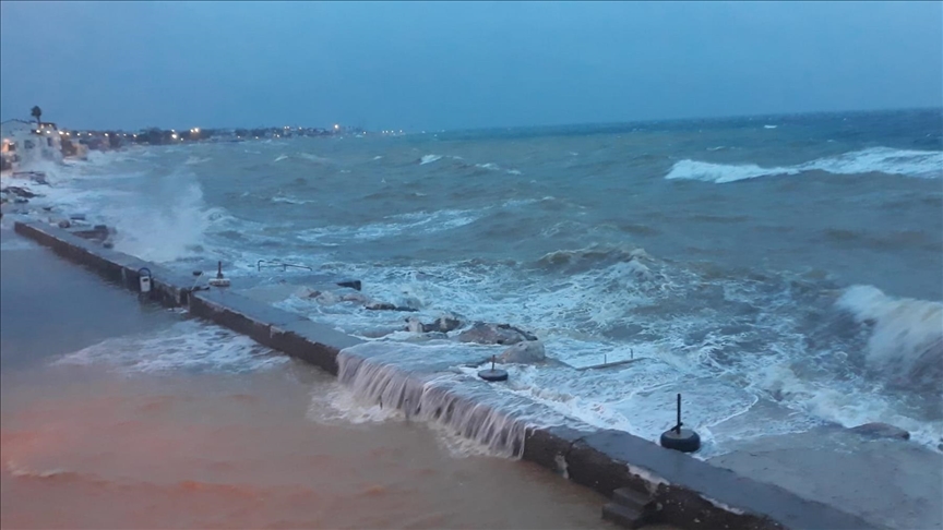 Çanakkale'de kuvvetli fırtına hayatı olumsuz etkiledi