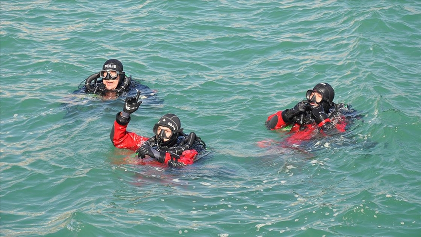 Sudaki delil avcıları Akdeniz'de zorlu eğitimden geçti