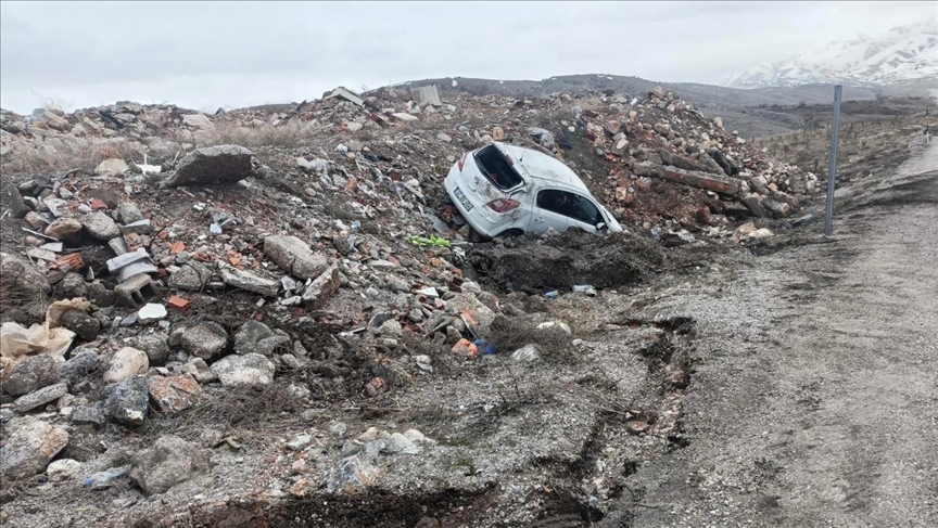 Li Meletiyê otomobîlekê teqle avêt û 5 kes birîndar bûn