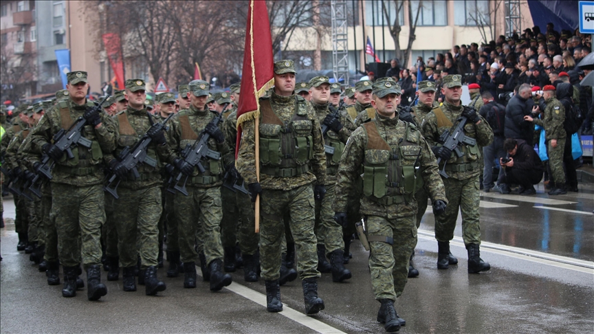Kosovë, parakalojnë Trupat e FSK-së dhe Policisë për nder të Ditës së Pavarësisë
