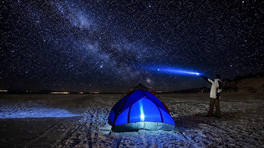 Yüzeyi buzla kaplı Çıldır Gölü'nün üstünde kamp çadırı kurdular