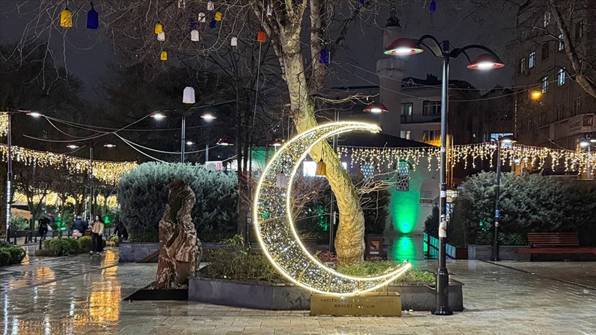 İstanbul'da cadde ve sokaklar ramazan temalı süslemelerle ışıklandırıldı