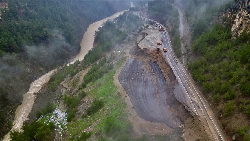 Adana'da Feke-Saimbeyli kara yolunda ulaşım heyelan nedeniyle tek yönlü sağlanıyor
