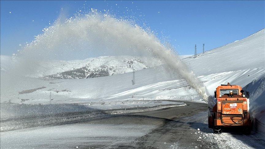 Li Erdexanê xebatên paqijkirina berfê dewam dikin