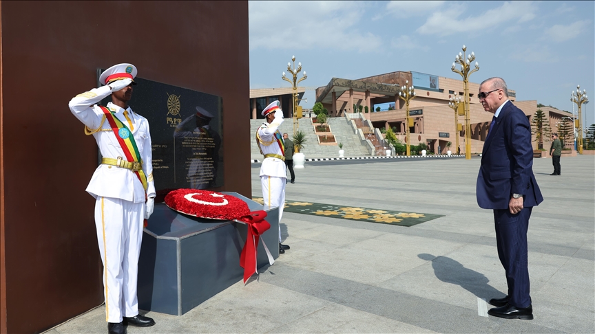 Президент Турции возложил венок к Монументу победы при Адуа в Аддис-Абебе