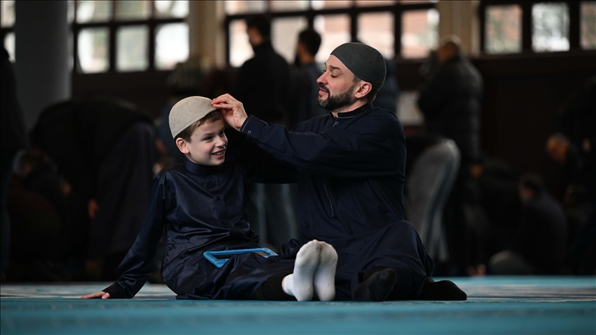 Angli, djaloshi autik Joshua dhe babai i tij vizituan mbi 60 xhami dhe shpërndanë ëmbëlsira si hap kundër urrejtjes