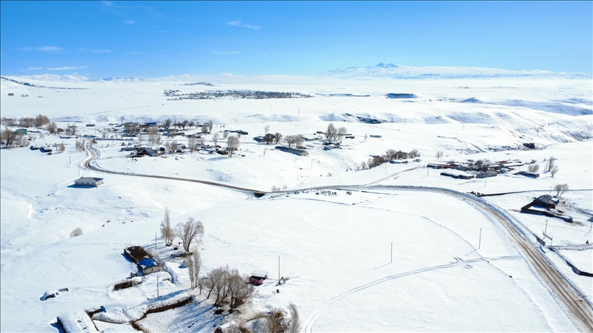 Li Qersê deverên çolterê bi berfê venixumîn