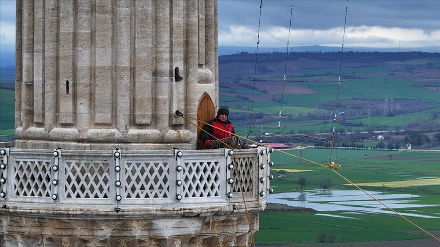 "Son mahyacı" ramazan ayında sanatıyla gökleri aydınlatıyor