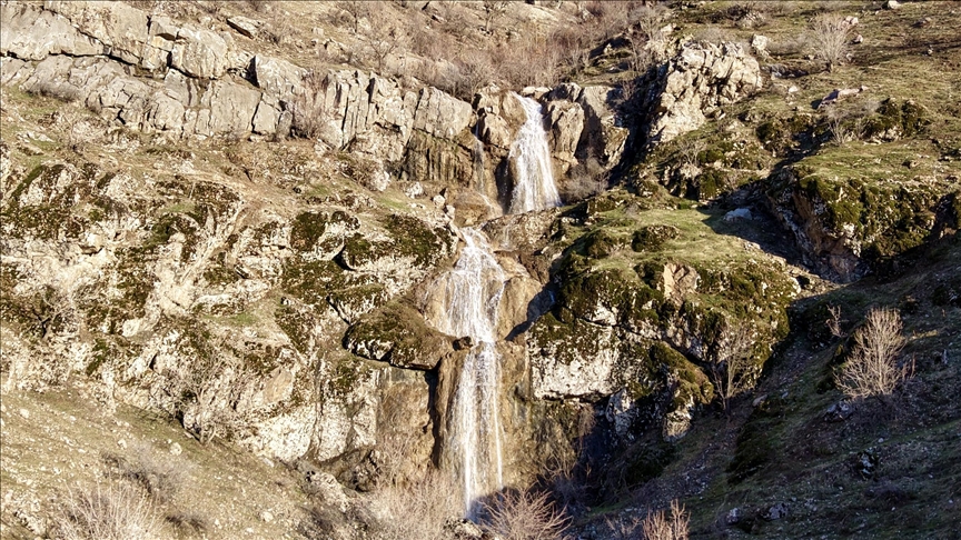 Hakkari'de şelaleler yağışların etkisiyle akmaya başladı