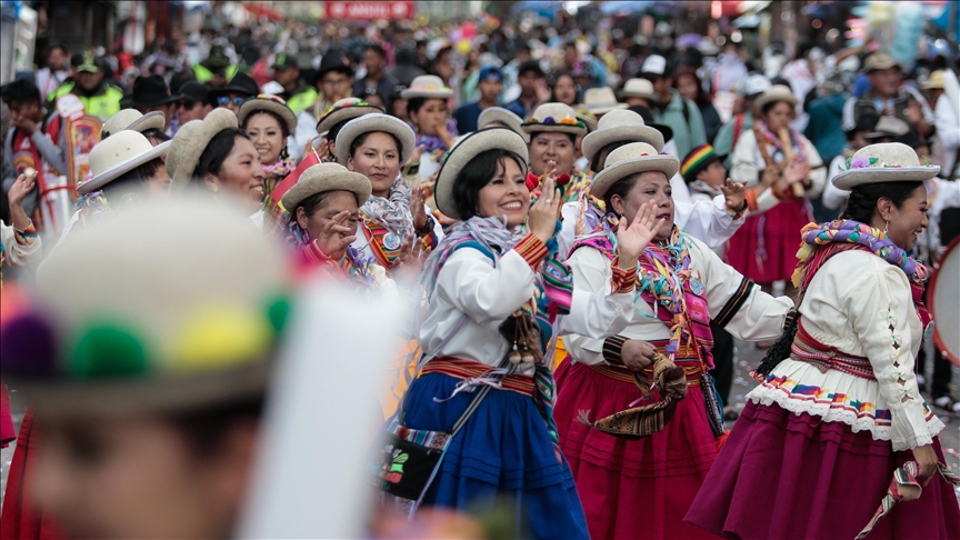Hiljade plesača i muzičara preplavile La Paz tradicionalnom paradom Jisk'a Anata