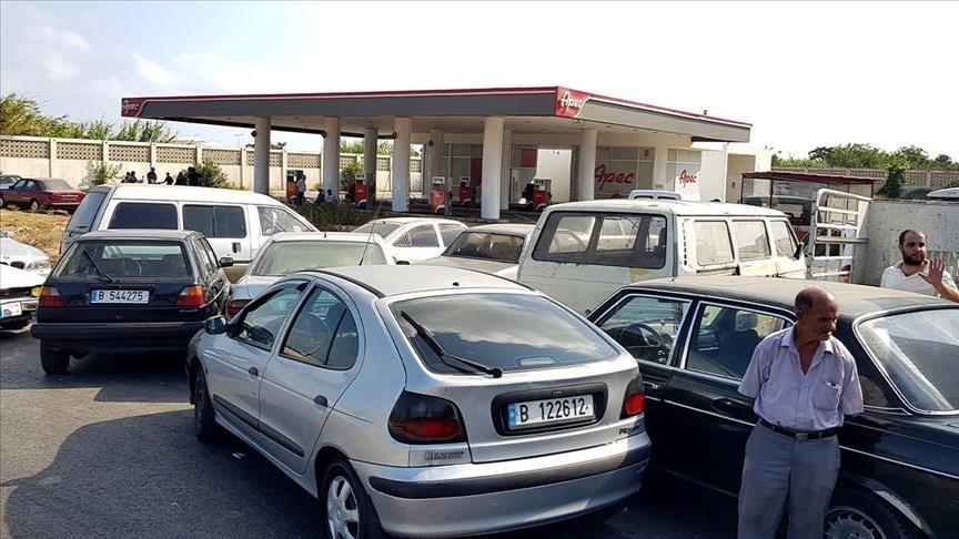 لبنان.. قطع طرق واحتجاجات على زيادة الضرائب وأسعار البنزين (تقرير إخباري)