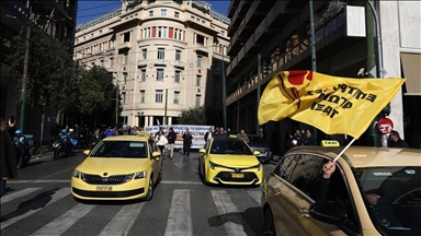 В Афинах таксисты начали трехдневную забастовку