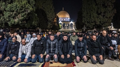 القدس.. آلاف الفلسطينيين يقيمون التراويح بالمسجد الأقصى