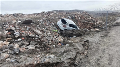 Li Meletiyê otomobîlekê teqle avêt û 5 kes birîndar bûn