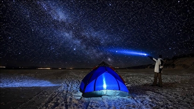 Yüzeyi buzla kaplı Çıldır Gölü'nün üstünde kamp çadırı kurdular