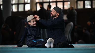 Angli, djaloshi autik Joshua dhe babai i tij vizituan mbi 60 xhami dhe shpërndanë ëmbëlsira si hap kundër urrejtjes