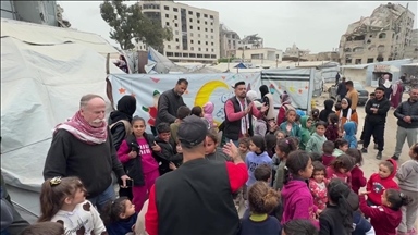 Fëmijët e Gazës ringjallin frymën e Ramazanit me dekorime të punuara me dorë në kampet me tenda