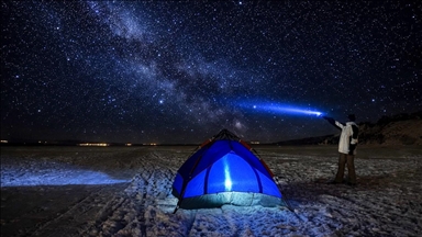 Li ser Gola Çildirê ya ku rûyê wê cemed girtiye, çadira kampê ava kirin