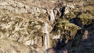 Hakkari'de şelaleler yağışların etkisiyle akmaya başladı