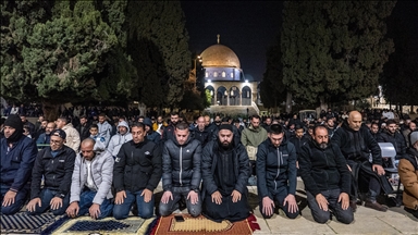 Besimtarët muslimanë falin namazin e teravisë së parë në Xhaminë Al-Aksa