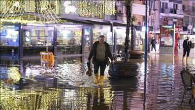 İzmir'de sağanak nedeniyle iş yerleri ve yollar su altında kaldı