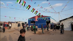 Gazzeliler çadırların arasında da olsa çocuklara "ramazan coşkusunu" yaşatmaya çalışıyor