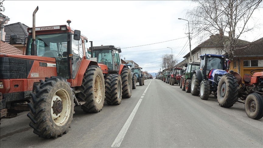 Fermerët prodhues të qumështit bllokojnë rrugën kryesore në Serbi për shkak të çmimit të ulët të grumbullimit