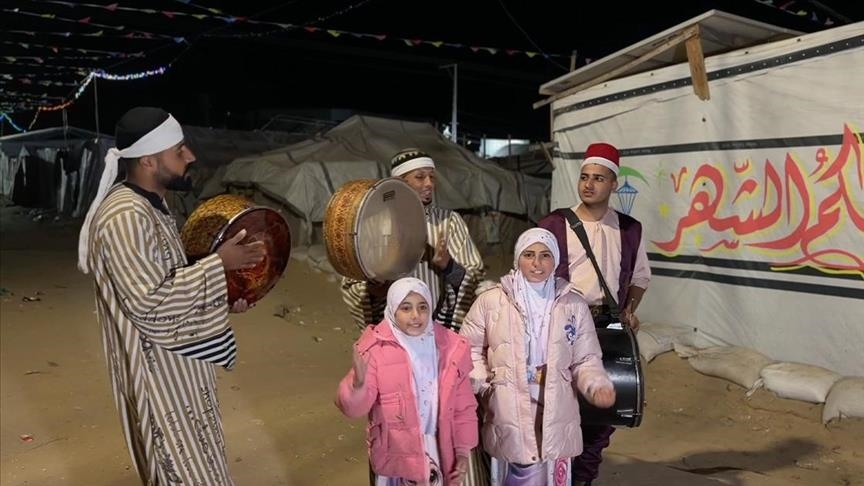 Старата традиција опстојува: Рамазанските тапанџии и понатаму ги будат верниците во Газа