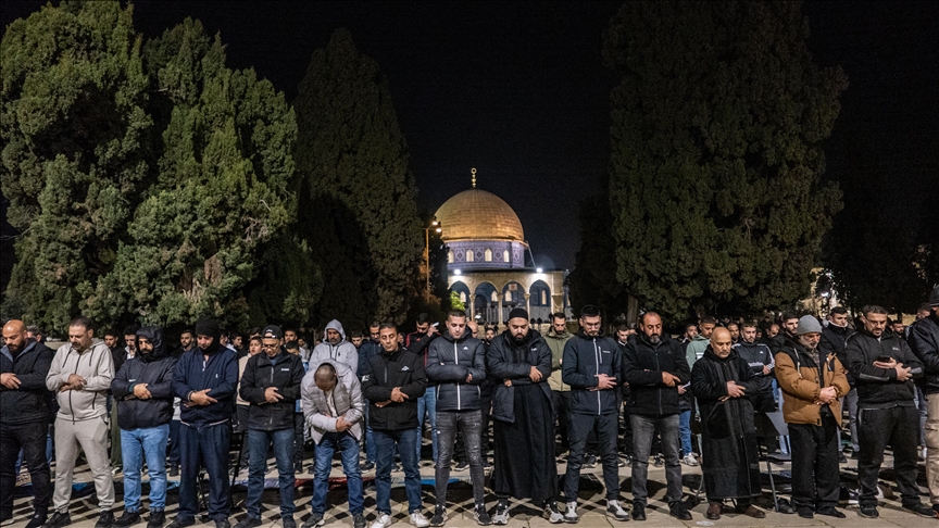Li Mescida Eqsayê deh hezaran filistîniyî nimêja terawîhê ya ewil kir