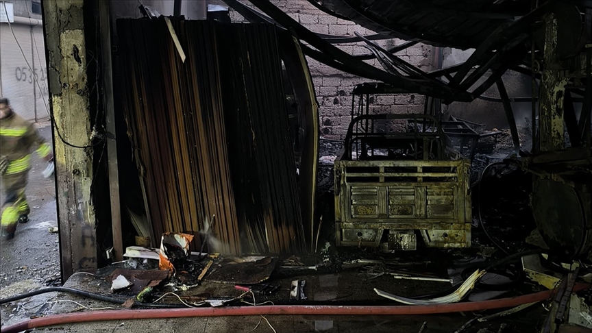 Hatay'da sanayi sitesindeki yangın 3 iş yeri ve 1 evde hasara yol açtı