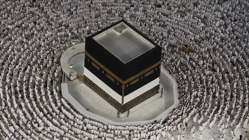 مع دخول رمضان.. الحرم المكي يتزين بطواف المعتمرين و"إفطار الخير" 