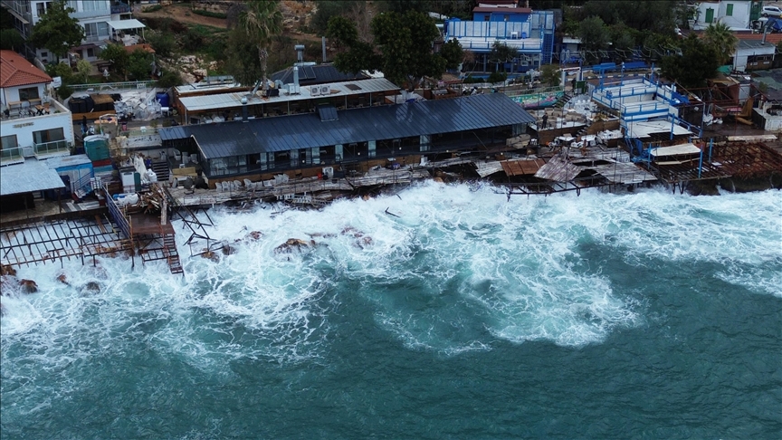 Kaş'ta dalgalar tekne ve işletmelere zarar verdi
