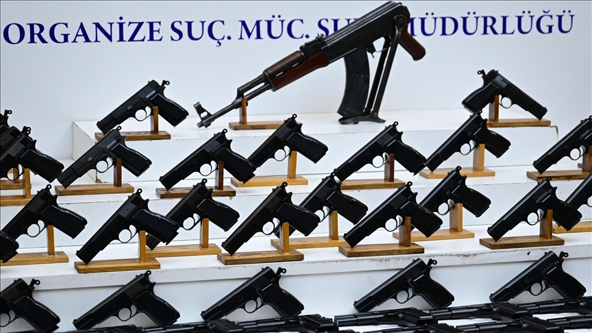 İstanbul'da suç örgütlerine yönelik operasyonlarda yakalanan 128 zanlı tutuklandı