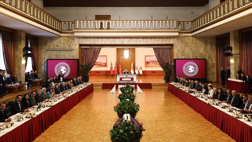 Rapora ku Komîsyona Piştevaniya Neteweyî, Biratî û Demokrasiyê amade kir, bi pirdengî hat qebûlkirin