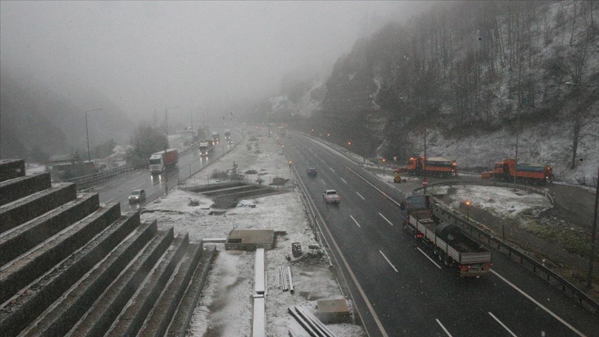 Anadolu Otoyolu ve D-100 kara yolunun Bolu Dağı geçişinde kar yağışı başladı