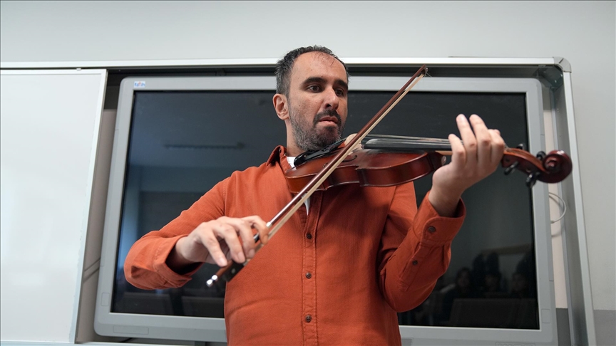 Görme engelli müzik öğretmeni videolarıyla engellilere bakış açısını değiştirmeye çalışıyor