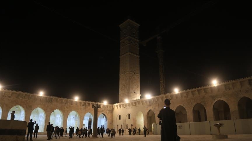 درعا.. مئات يصلون التراويح بمسجد شهد انطلاق الثورة السورية