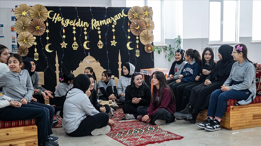 Öğrenciler okullarını ramazan için süsledi