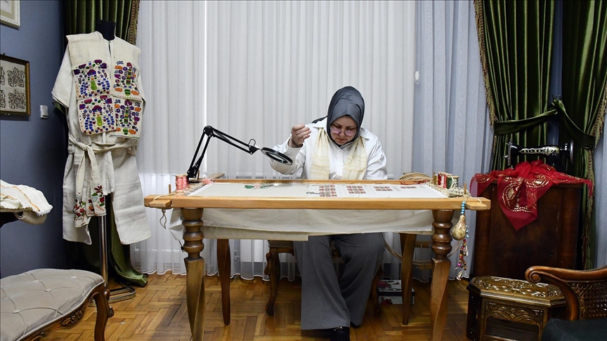 Aile yadigarı 200 yıllık çeyizden aldığı ilhamla Anadolu kültürünü geleceğe taşıyor